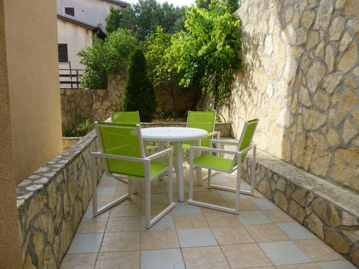 Apartments Villa Rosmarin Omišalj Exterior foto