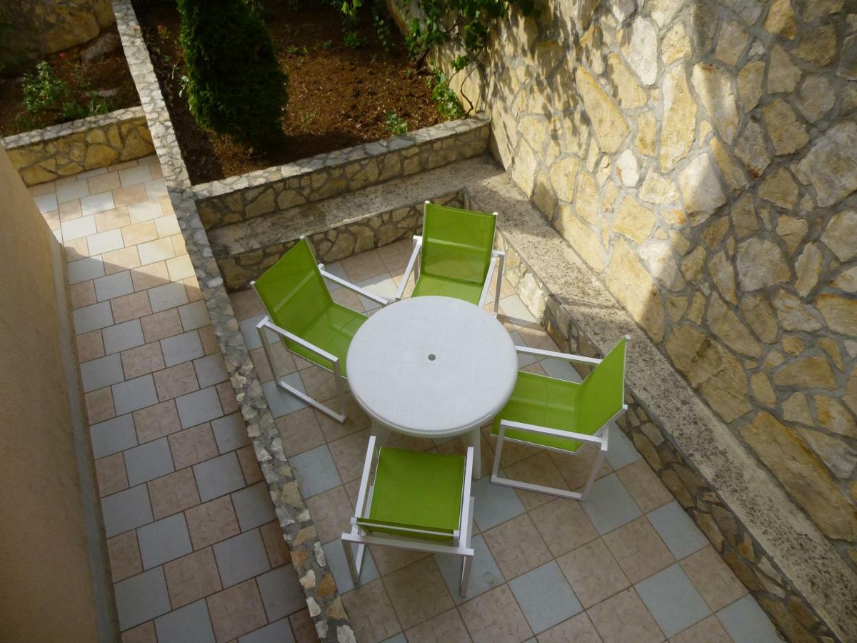 Apartments Villa Rosmarin Omišalj Exterior foto