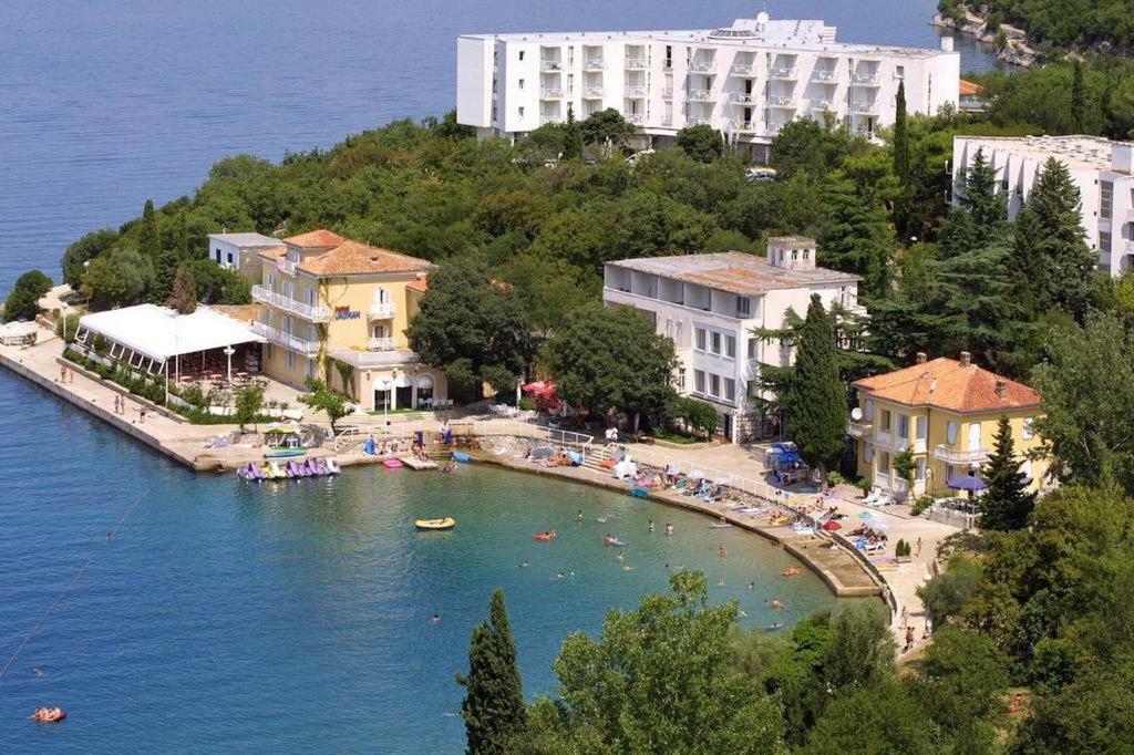 Apartments Villa Rosmarin Omišalj Exterior foto